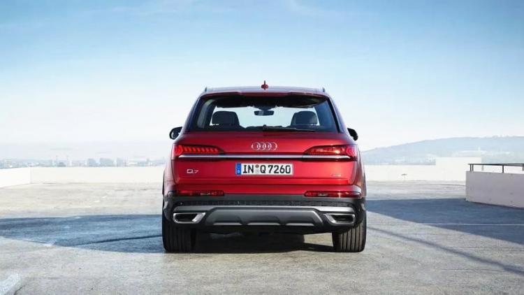 Analysis of the minor facelift Audi Q7 due to changes in details