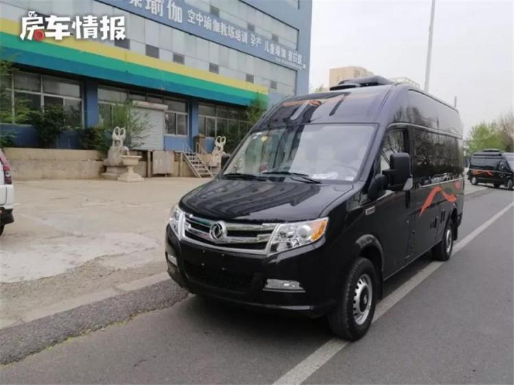 More than 200,000 RV suitable for the elderly couple, mahogany furniture, can cook inside and outside the car, equipped with washing machine