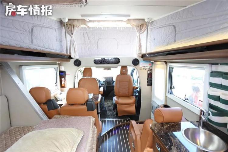 The price of this RV is reduced by 70,000, the height is only 2.3 meters, and it can sleep 4 people.