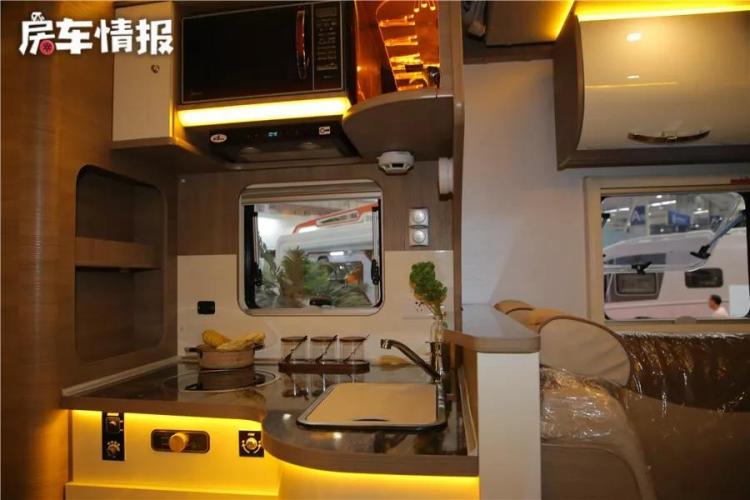 Such a big RV C can drive instinctively, the kitchen design is unique, it can accommodate 4 people, and it still has automatic transmission