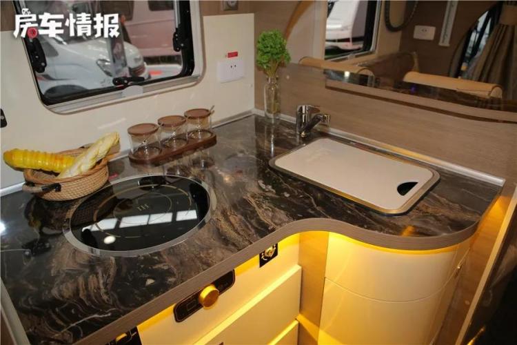 Such a big RV C can drive instinctively, the kitchen design is unique, it can accommodate 4 people, and it still has automatic transmission