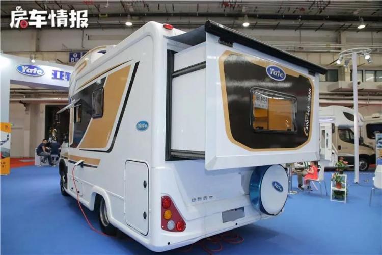 Such a big RV C can drive instinctively, the kitchen design is unique, it can accommodate 4 people, and it still has automatic transmission