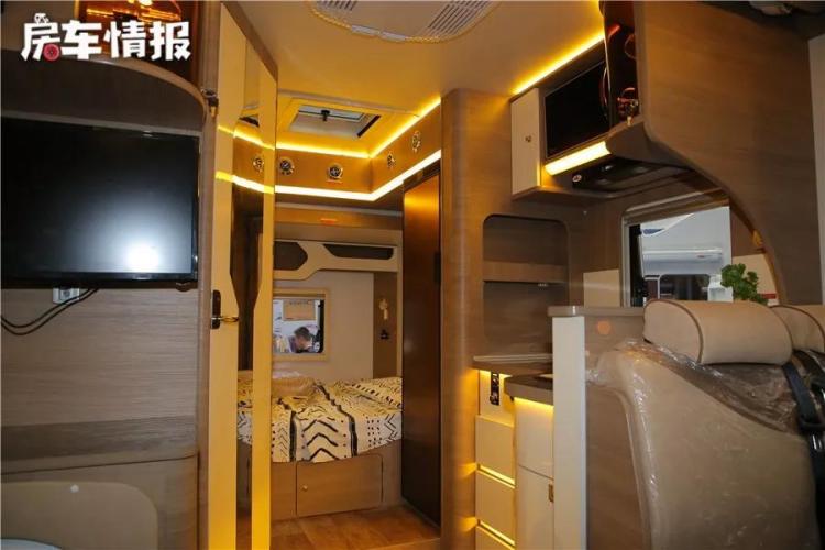 Such a big RV C can drive instinctively, the kitchen design is unique, it can accommodate 4 people, and it still has automatic transmission