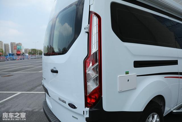 The new Transit RV, whether you need a fixed bathroom or not, this car will give you the answer