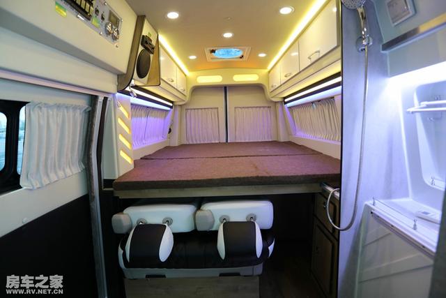 The new Transit RV, whether you need a fixed bathroom or not, this car will give you the answer