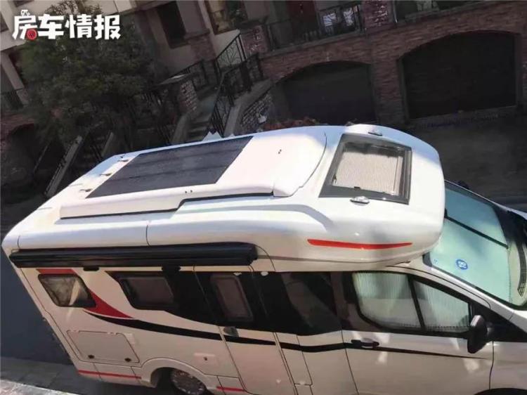 A C-type RV that can pass the height limit of 2.5 meters has 3 beds inside and can accommodate 5 people. How can it be done?