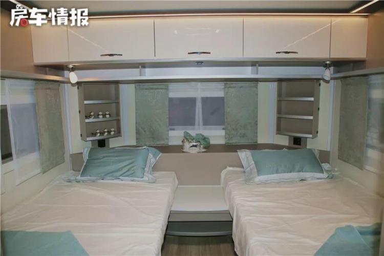The price is 290,000, and it can accommodate 7-8 people. The standard two-bedroom and one living room has more space than a hotel