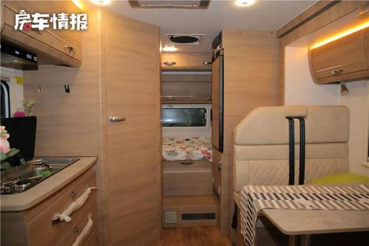 High water and electricity configuration, this RV 3.0T+8AT is equipped with air suspension, 5 people can live comfortably