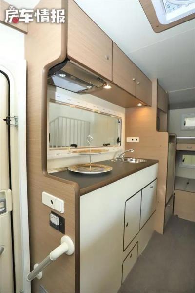 This caravan has a special price of 250,000 yuan, the large guest area can accommodate 4 people, and it still has a Toyota engine