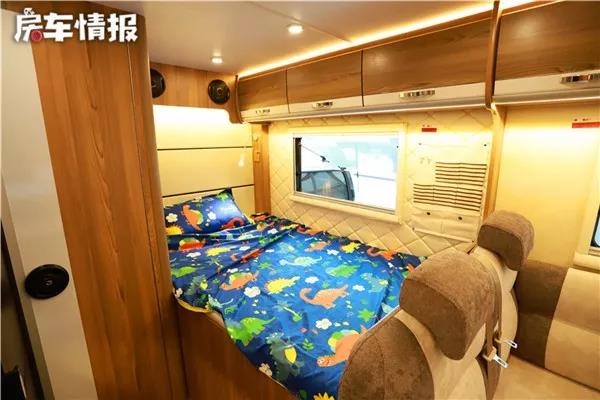 This RV is equipped with a circular sofa, can accommodate 5 people, and has a large refrigerator, washing machine and complete facilities!
