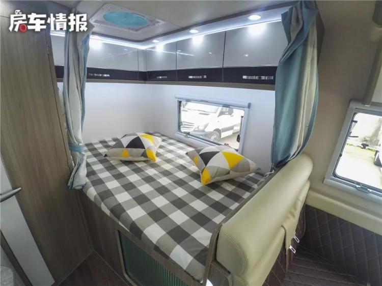 An RV with a height of less than 2.8 meters is equipped with an air-conditioned lift bed at the bottom, which can satisfy 5 people to rest!