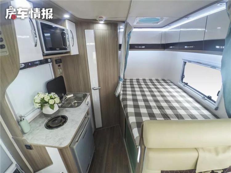 An RV with a height of less than 2.8 meters is equipped with an air-conditioned lift bed at the bottom, which can satisfy 5 people to rest!