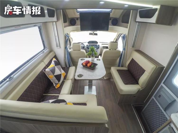 An RV with a height of less than 2.8 meters is equipped with an air-conditioned lift bed at the bottom, which can satisfy 5 people to rest!