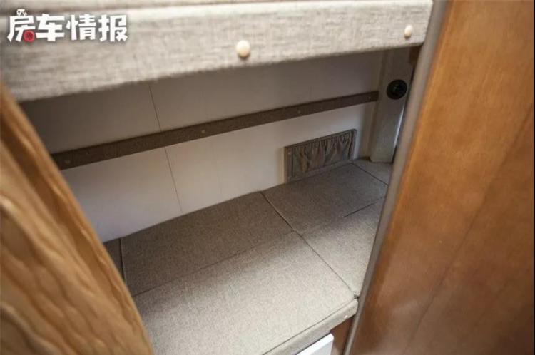 A C-type RV that can accommodate 4 people, Chinese style, with bunk beds at the rear, and ample storage space