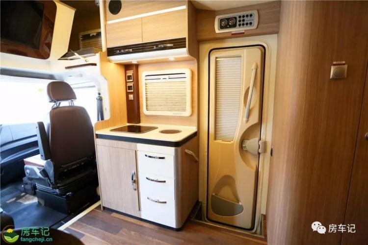 Built by imported Iveco, refitted by a well-known RV company, with high configuration and excellent workmanship!