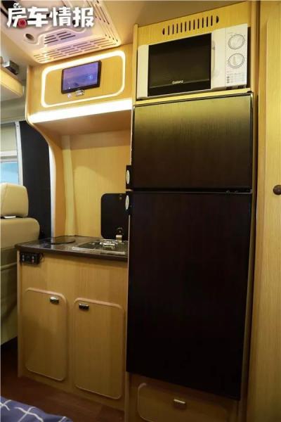 This B-type RV attracts attention. It has all kinds of upper and lower bunk electric beds, and the high water and electricity configuration can accommodate multiple people.