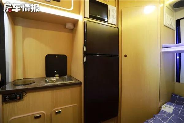 This B-type RV attracts attention. It has all kinds of upper and lower bunk electric beds, and the high water and electricity configuration can accommodate multiple people.