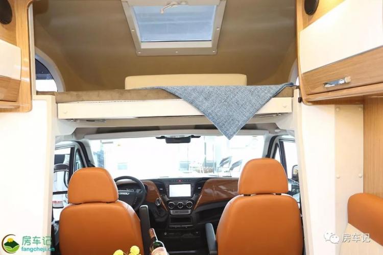 Built based on imported Iveco, matched with 8-speed automatic transmission, the interior workmanship is very fine!