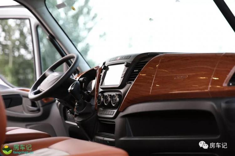 Built based on imported Iveco, matched with 8-speed automatic transmission, the interior workmanship is very fine!