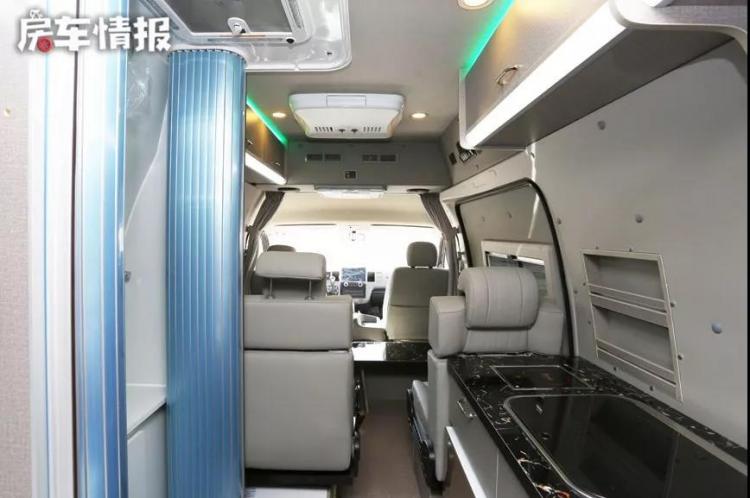 The caravan favored by working families, it can be used for both work and travel, with low fuel consumption of more than 100,000 yuan.