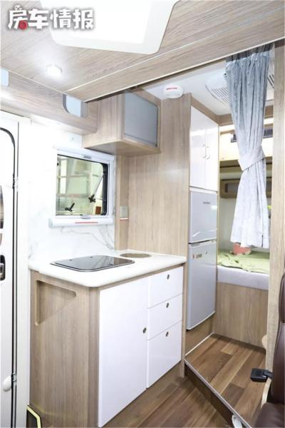 The single bed at the rear of the car can be converted into a double bed. This RV is equipped with an external kitchen, which is powerful enough to accommodate two generations!