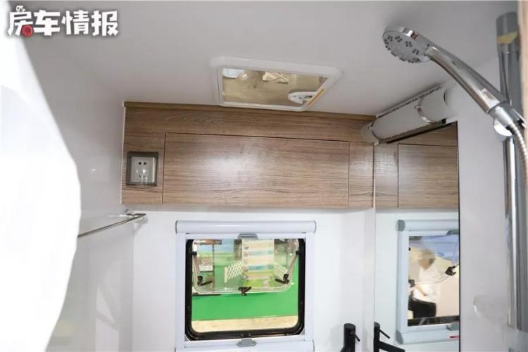 The single bed at the rear of the car can be converted into a double bed. This RV is equipped with an external kitchen, which is powerful enough to accommodate two generations!