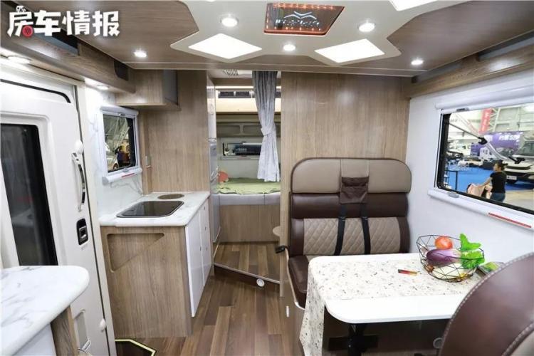 The single bed at the rear of the car can be converted into a double bed. This RV is equipped with an external kitchen, which is powerful enough to accommodate two generations!