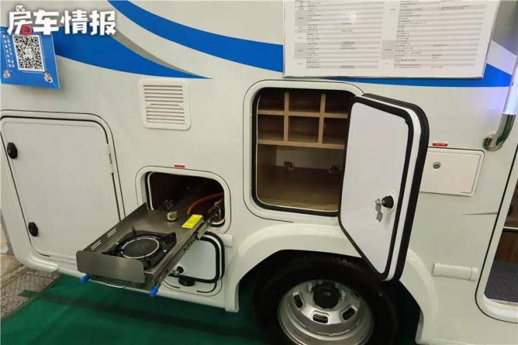 The single bed at the rear of the car can be converted into a double bed. This RV is equipped with an external kitchen, which is powerful enough to accommodate two generations!