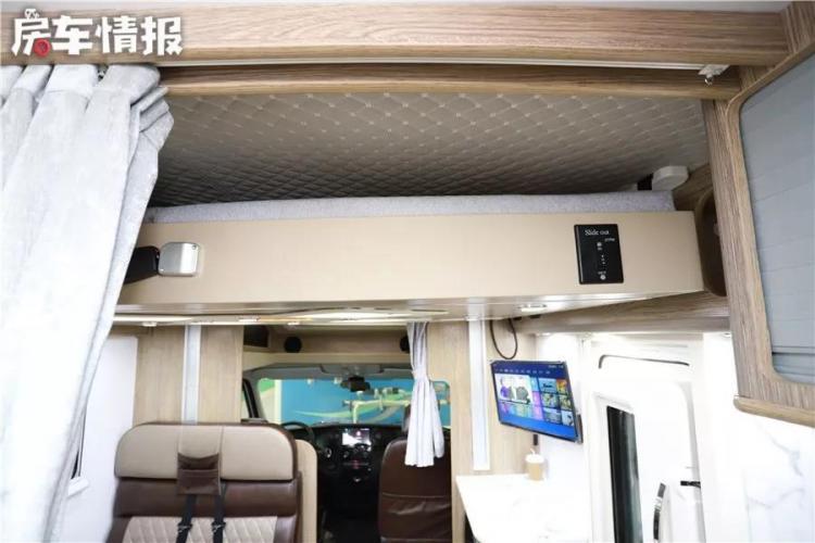 The single bed at the rear of the car can be converted into a double bed. This RV is equipped with an external kitchen, which is powerful enough to accommodate two generations!