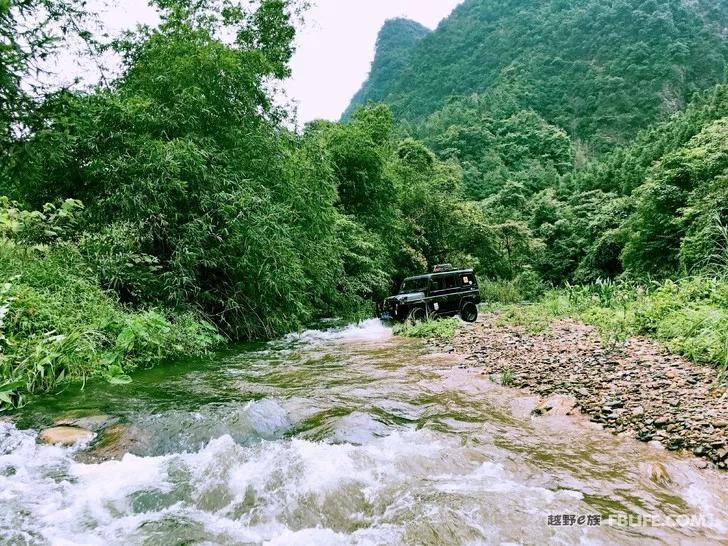 Yulin Fengyun motorcade crosses the classic route: Jinxiu Dayao Mountain