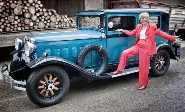 The 80-year-old grandma drove around 58 countries: such a life is really cool!