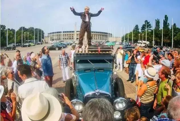 The 80-year-old grandma drove around 58 countries: such a life is really cool!