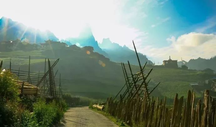 Comparable to Tibet, the most low-key autonomous prefecture in Gansu, undisturbed and unscrupulously beautiful