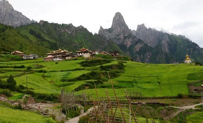 Comparable to Tibet, the most low-key autonomous prefecture in Gansu, undisturbed and unscrupulously beautiful