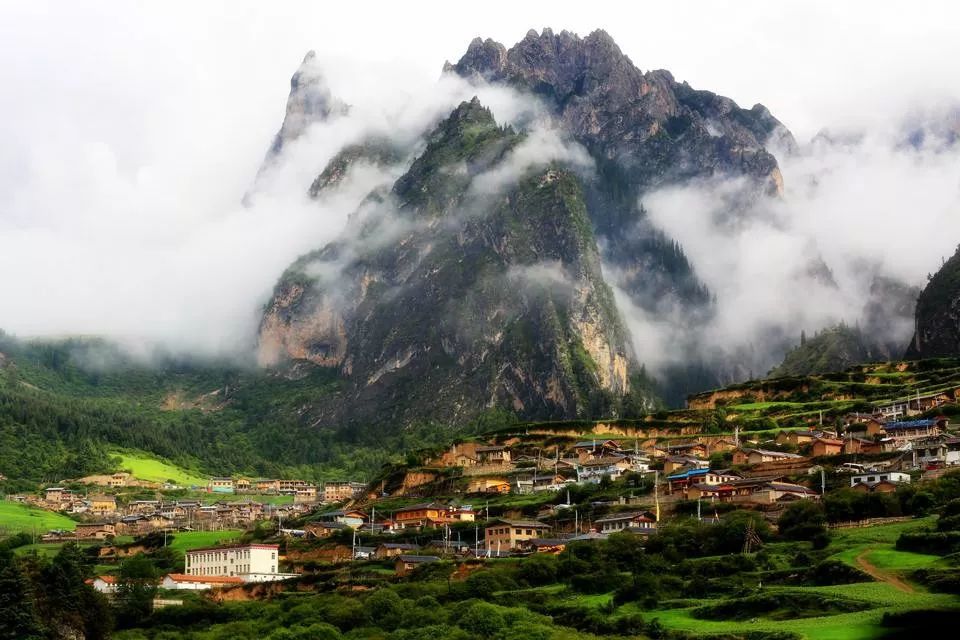 Comparable to Tibet, the most low-key autonomous prefecture in Gansu, undisturbed and unscrupulously beautiful