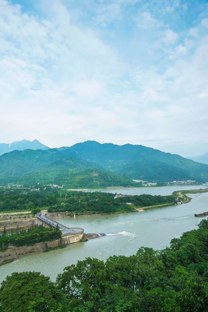 Crossing four provinces and passing hundreds of scenic spots, this stunning National Highway 213, you can enjoy the beauty of half of China once you go there