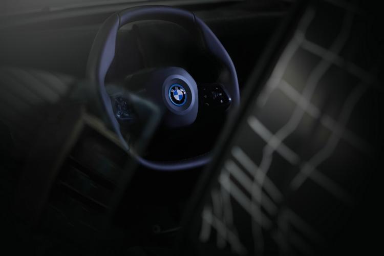 BMW reveals the ultra-large curved screen and polygonal steering wheel of the BMW iNEXT