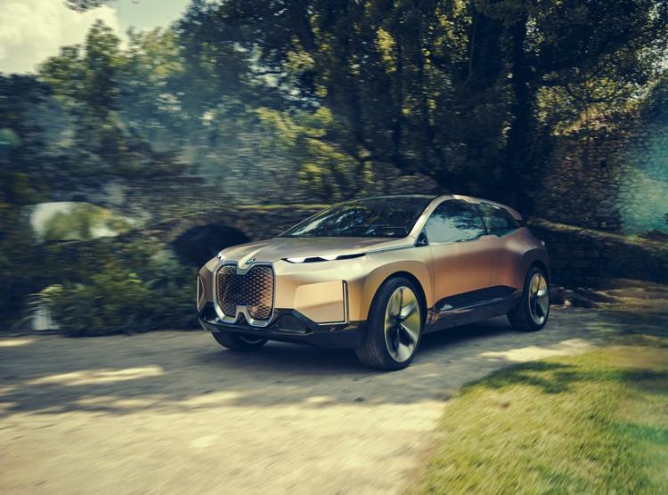 BMW reveals the ultra-large curved screen and polygonal steering wheel of the BMW iNEXT