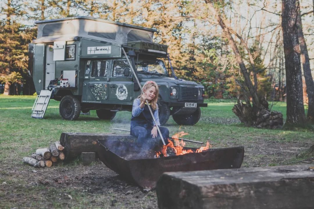 Everyone has the right to choose their own life, such as driving a Defender to travel around the world