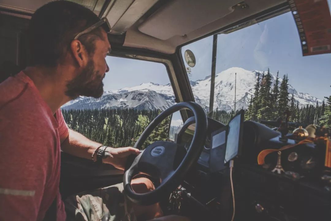 Everyone has the right to choose their own life, such as driving a Defender to travel around the world