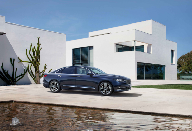 Enjoy the taste, leading the technology, the stunning debut of the new Ford Taurus