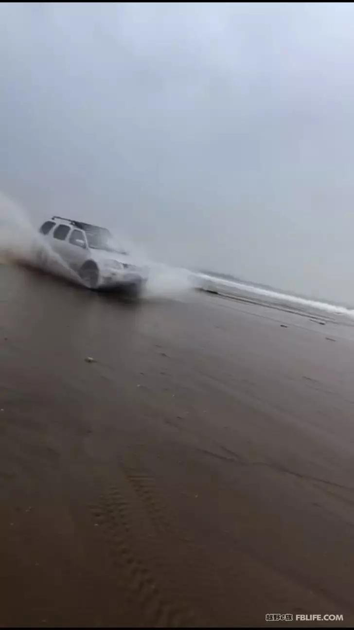 After the typhoon, crossing Mount Aye, there is a wave on the beach!