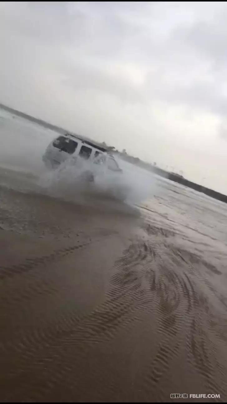 After the typhoon, crossing Mount Aye, there is a wave on the beach!