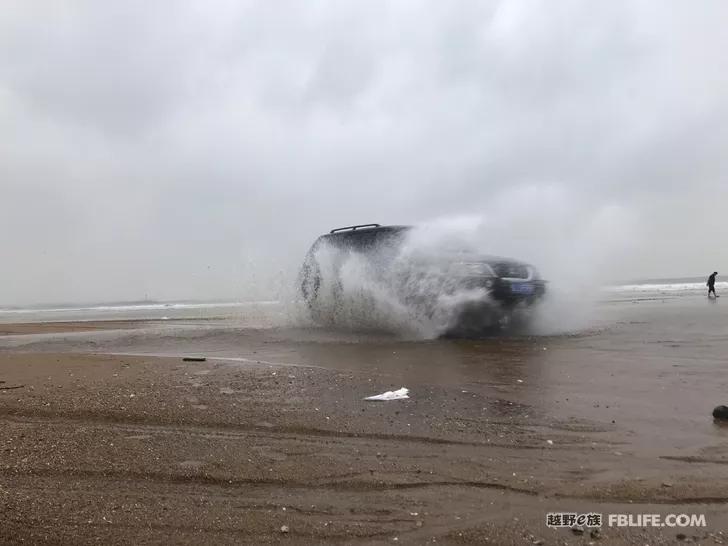 After the typhoon, crossing Mount Aye, there is a wave on the beach!