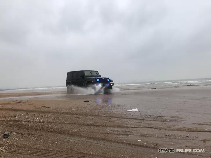 After the typhoon, crossing Mount Aye, there is a wave on the beach!