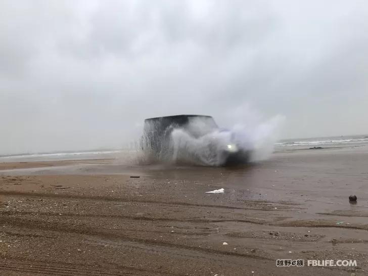 After the typhoon, crossing Mount Aye, there is a wave on the beach!