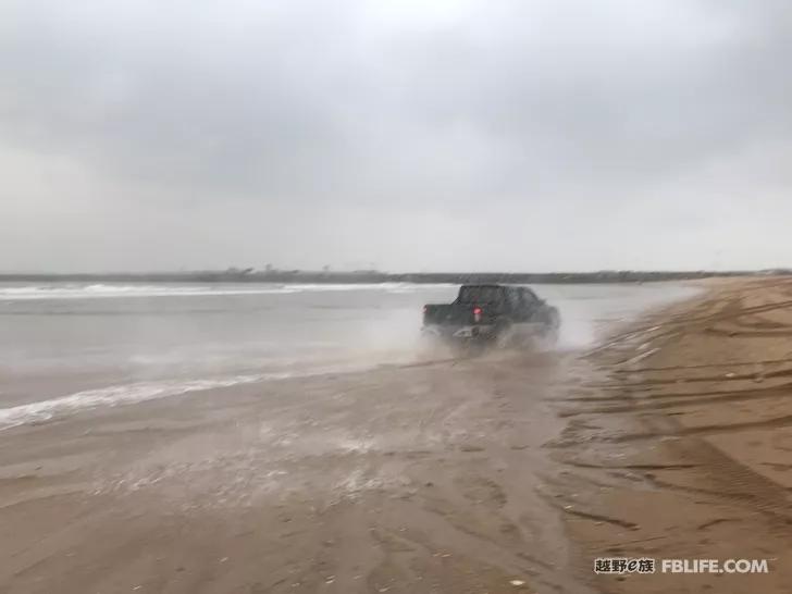 After the typhoon, crossing Mount Aye, there is a wave on the beach!