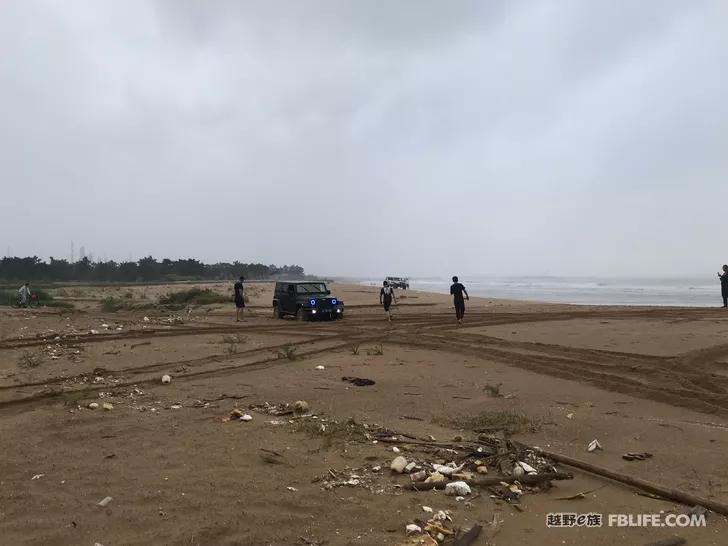 After the typhoon, crossing Mount Aye, there is a wave on the beach!