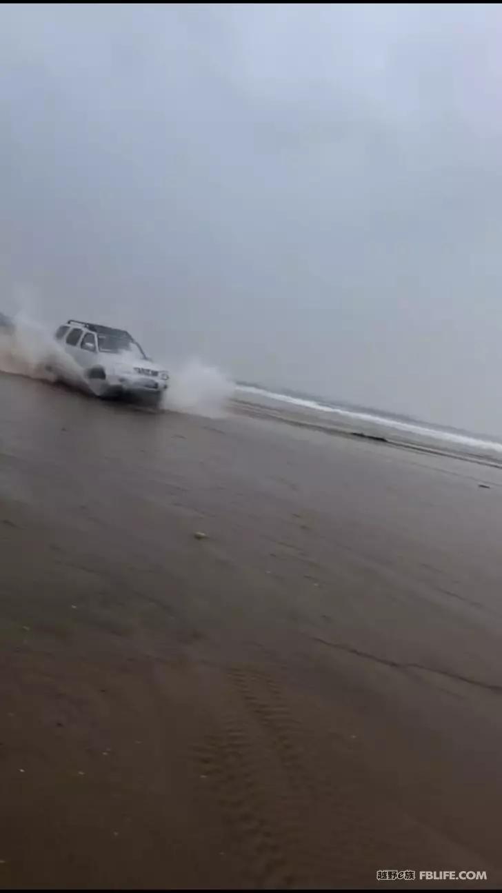 After the typhoon, crossing Mount Aye, there is a wave on the beach!