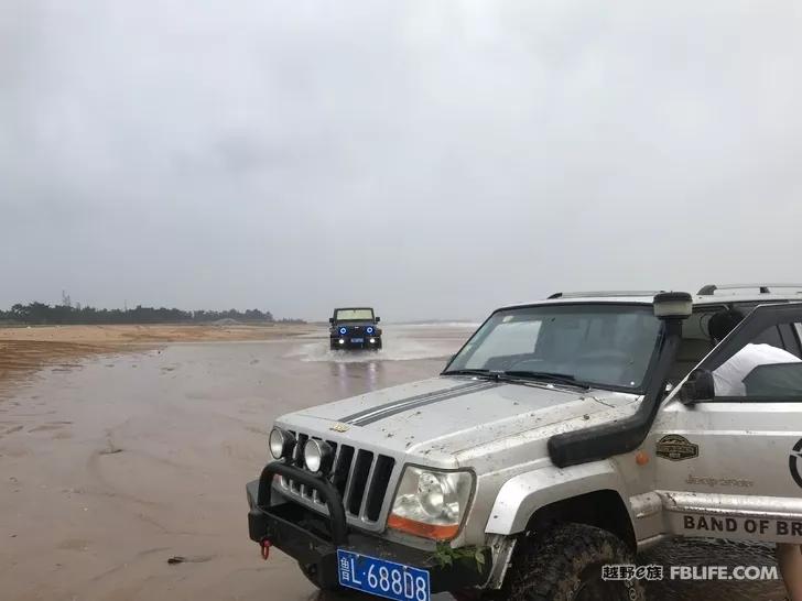 After the typhoon, crossing Mount Aye, there is a wave on the beach!